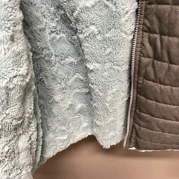 The North Face Gray Quilted Jacket with soft fleece lining - Picture 6 of 6